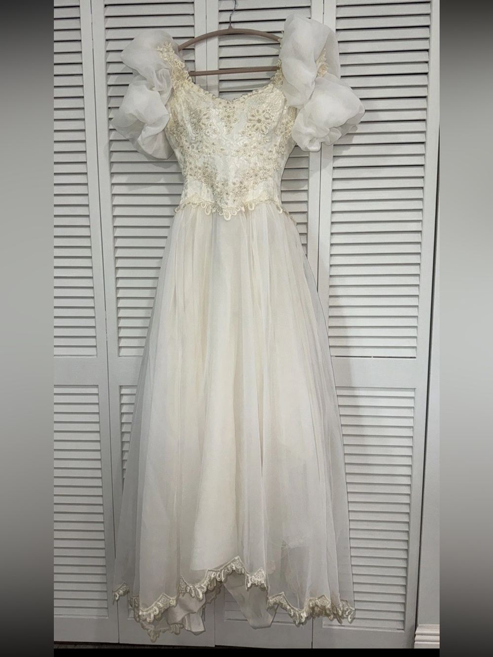 Vintage Wedding Dress Puff Sleeve Elegant White Lace Pearl Beaded Detail 1980s